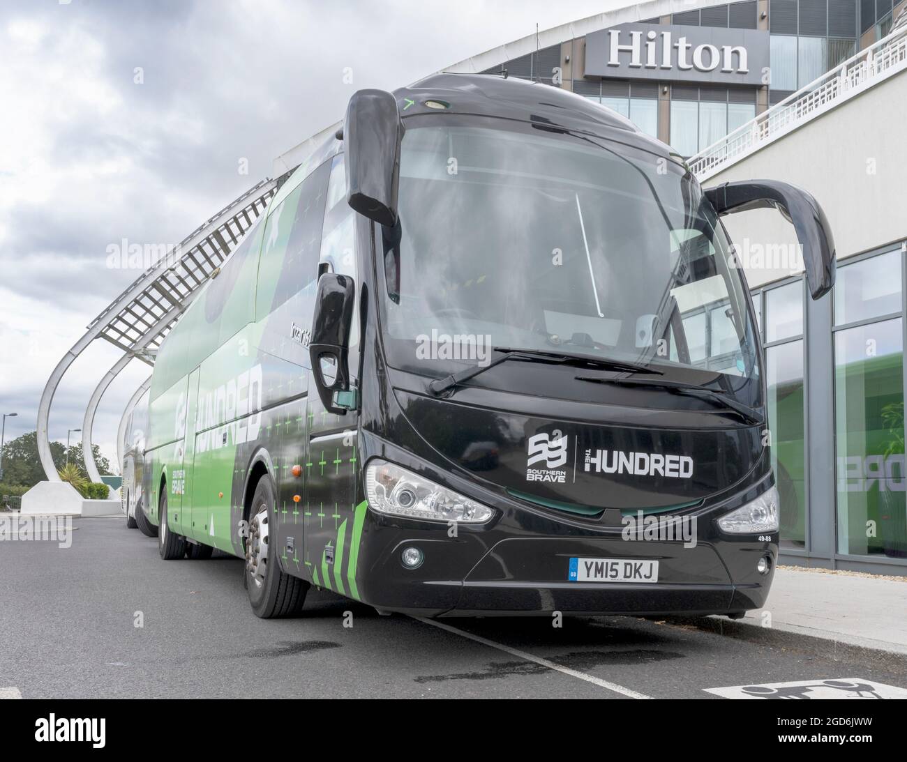 Coach im Livree des Hundert-Cricket-Wettbewerbs für das Southern Brave-Team im Hilton Hotel im Ageas Bowl, Southampton, Hampshire, Großbritannien. Stockfoto