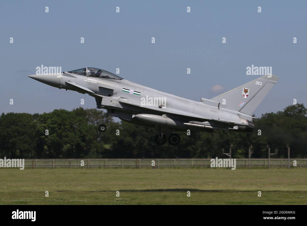 RAF 12 Squadron Typhoon FGR4 landet bei RAF Coningsby. Stockfoto