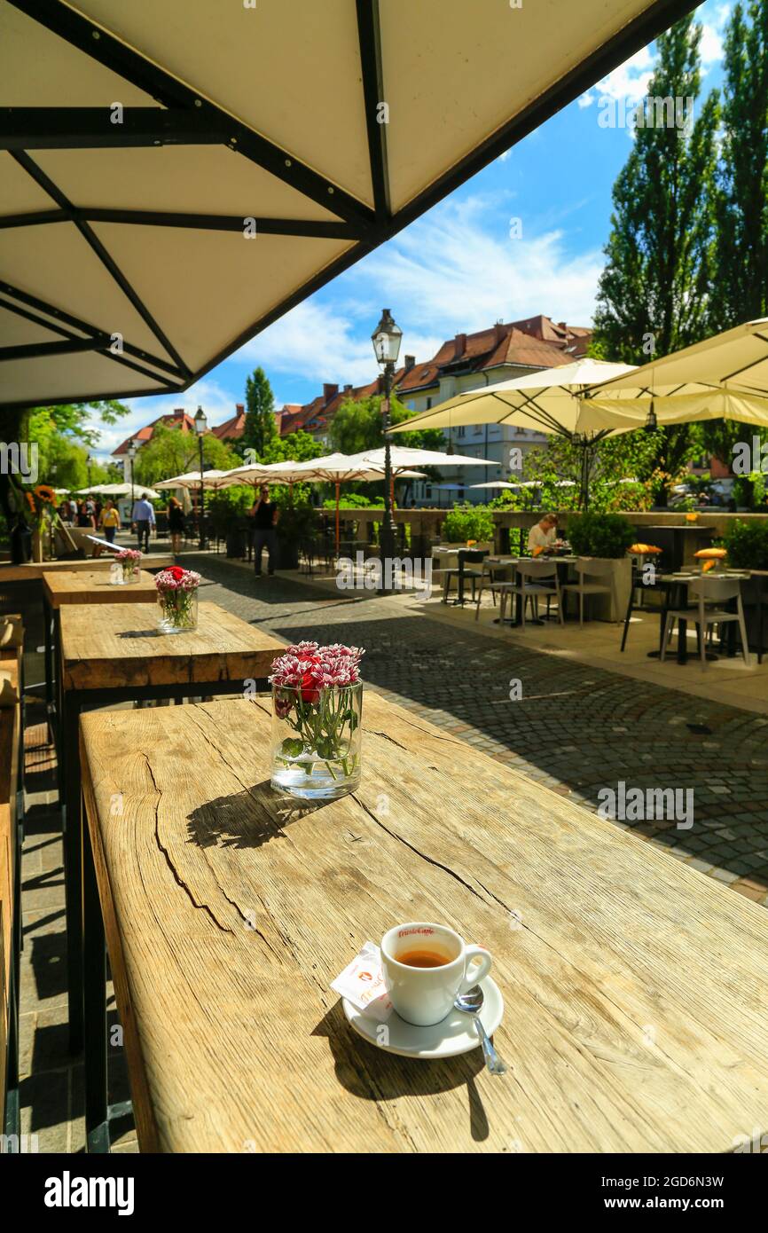 Ein Espresso auf einem Holztisch. Stockfoto