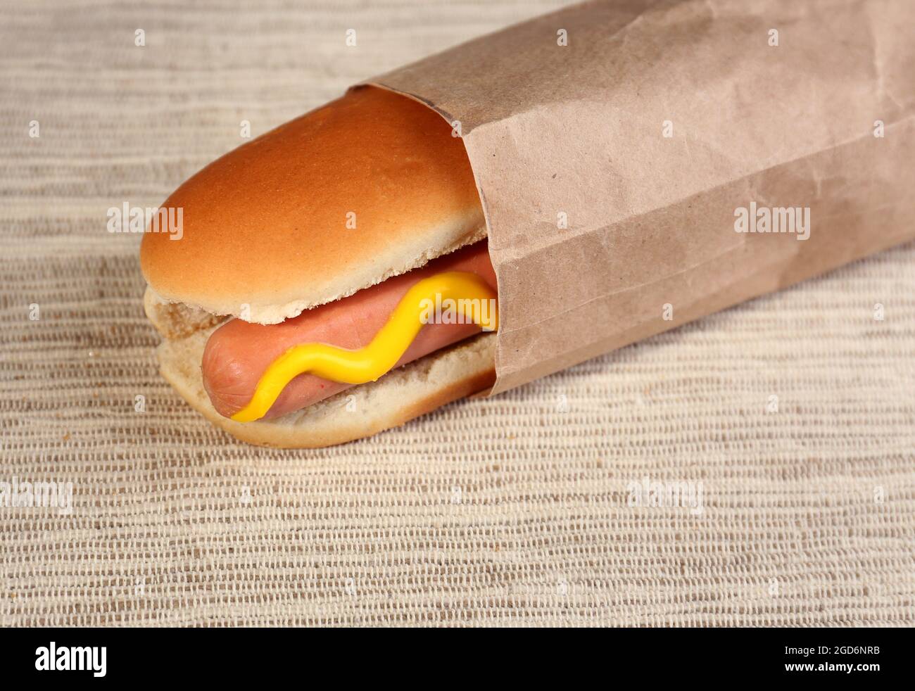 Leckerer Hot Dog auf Papier Stockfotografie - Alamy