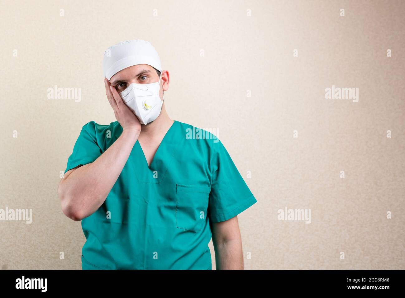 Müder Arzt in einer Mütze und einer Maske. Hochwertige Fotos Stockfoto