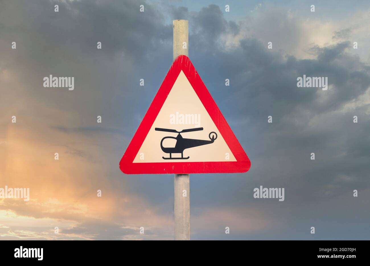 Hubschrauber tief fliegender oder plötzlicher Lärm von Hubschraubern Vorsicht  Schild Stockfotografie - Alamy