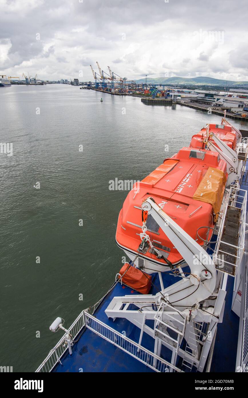 Rettungsausrüstung auf der Stena Ferry, die gerade den Hafen in Belfast verlässt Stockfoto