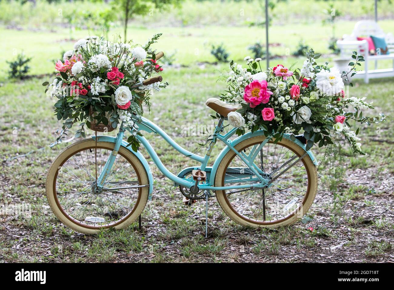 Ein Retro-Fahrrad im Vintage-Stil mit Blumensträußen in den Körben. Stockfoto