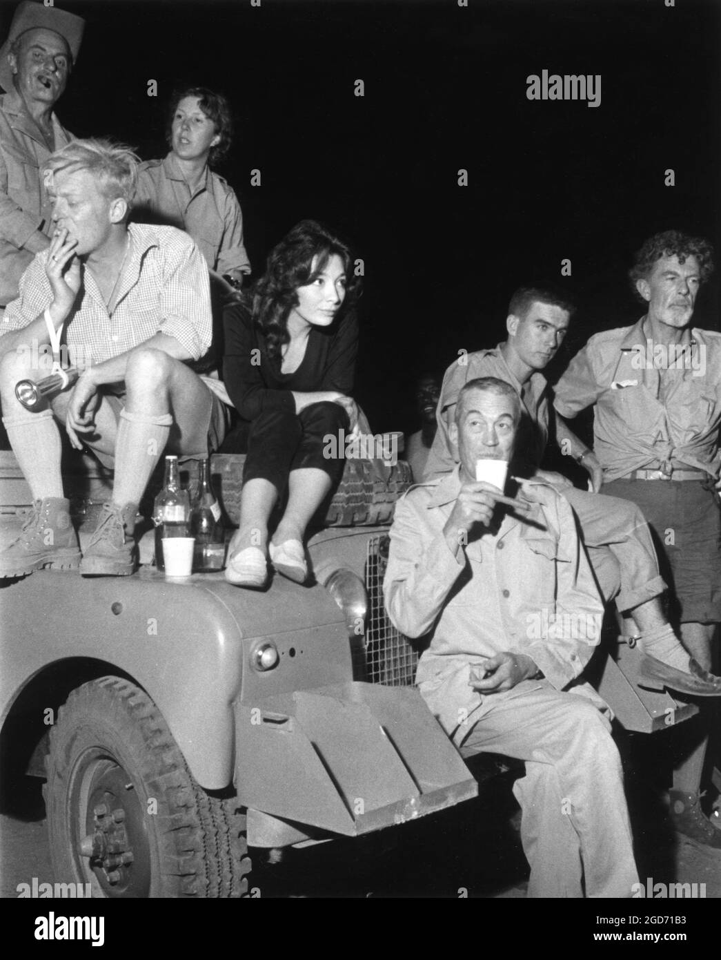 Produzent DARRYL F. ZANUCK JULIETTE GRECO Regisseur JOHN HUSTON und FRIEDRICH von LEDEBUR am Drehort in Afrika während der Dreharbeiten ZU DEN WURZELN DES HIMMELS 1958 Regisseur JOHN HUSTON Roman Romain Gary Drehbuch Romain Gary und Patrick Leigh-Fermor Musik Malcolm Arnold Darryl F. Zanuck Productions / Twentieth Century Fox Stockfoto