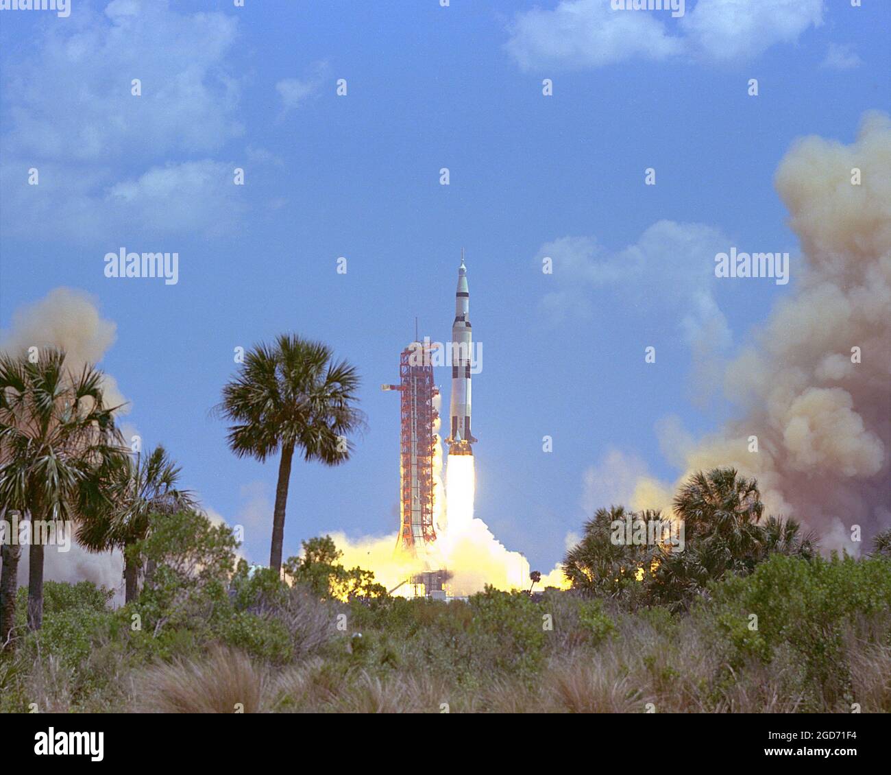 Eine Saturn V Rakete hebt sich von Cape Canaveral in Florida ab. Dies ist Apollo 16, der John W. Young, Thomas K. Mattingly II und Charles M. Duke, Jr, auf den Mond brachte. Sie startete am 16. April 1972 Stockfoto