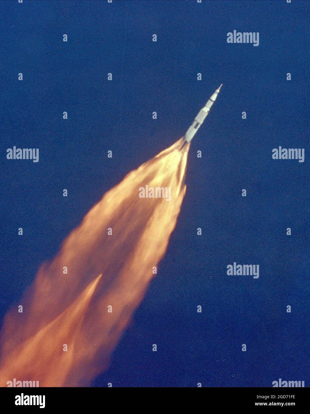 Die Saturn V Rakete im Flug, die sich dem Weltraum in einem klaren blauen Himmel mit einem riesigen Flammenschwanz nähert, vom Cape Canaveral in Florida. Dies ist die Mission Apollo 11, die auf den Mond ging. Es wurde am 16. Juli 1969 gestartet. Stockfoto