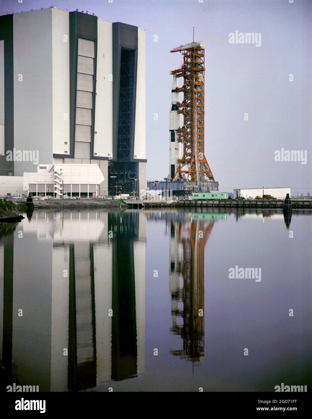 Das Raumfahrzeug Apollo Saturn V verlässt das Vehicle Assembly Building (VAB), um die Startrampe in Cape Canaveral, Florida, zu erreichen. Der Saturn V Stack und sein mobiler Launch Tower sind auf einem Crawler-Transporter. Stockfoto