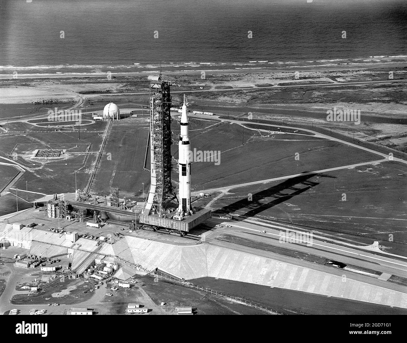 Die Saturn-V-Rakete auf ihrem Transporter wird zum Startplatz am Cape Canaveral in Florida gebracht. Die Rakete ist Apollo 11, die zum ersten Mal Männer auf dem Mond landete. Stockfoto
