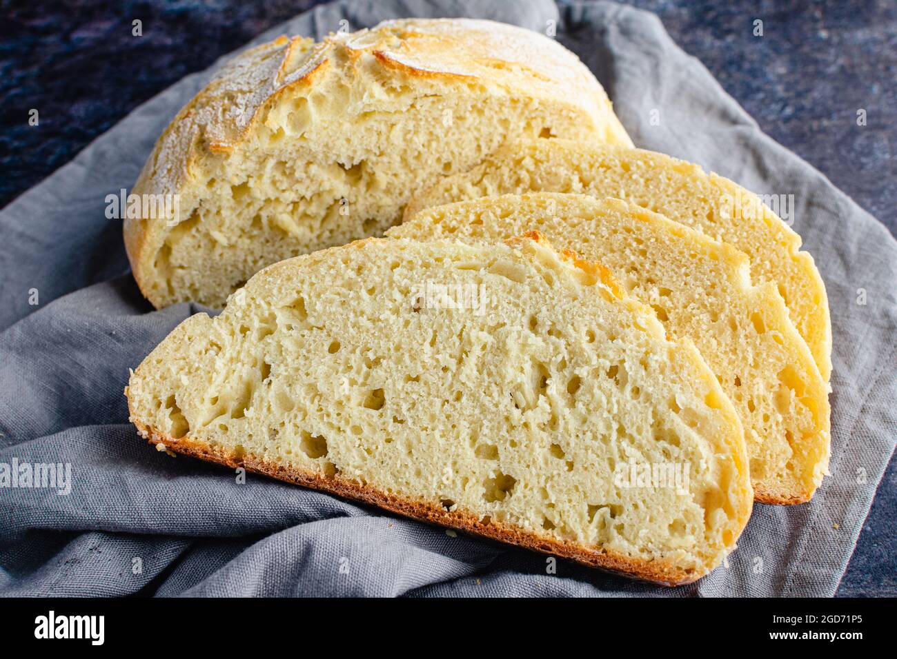 Scheiben französisches Brot in einer Leinenserviette: In Scheiben geschnittenes französisches Brot auf einer Stoffserviette Stockfoto