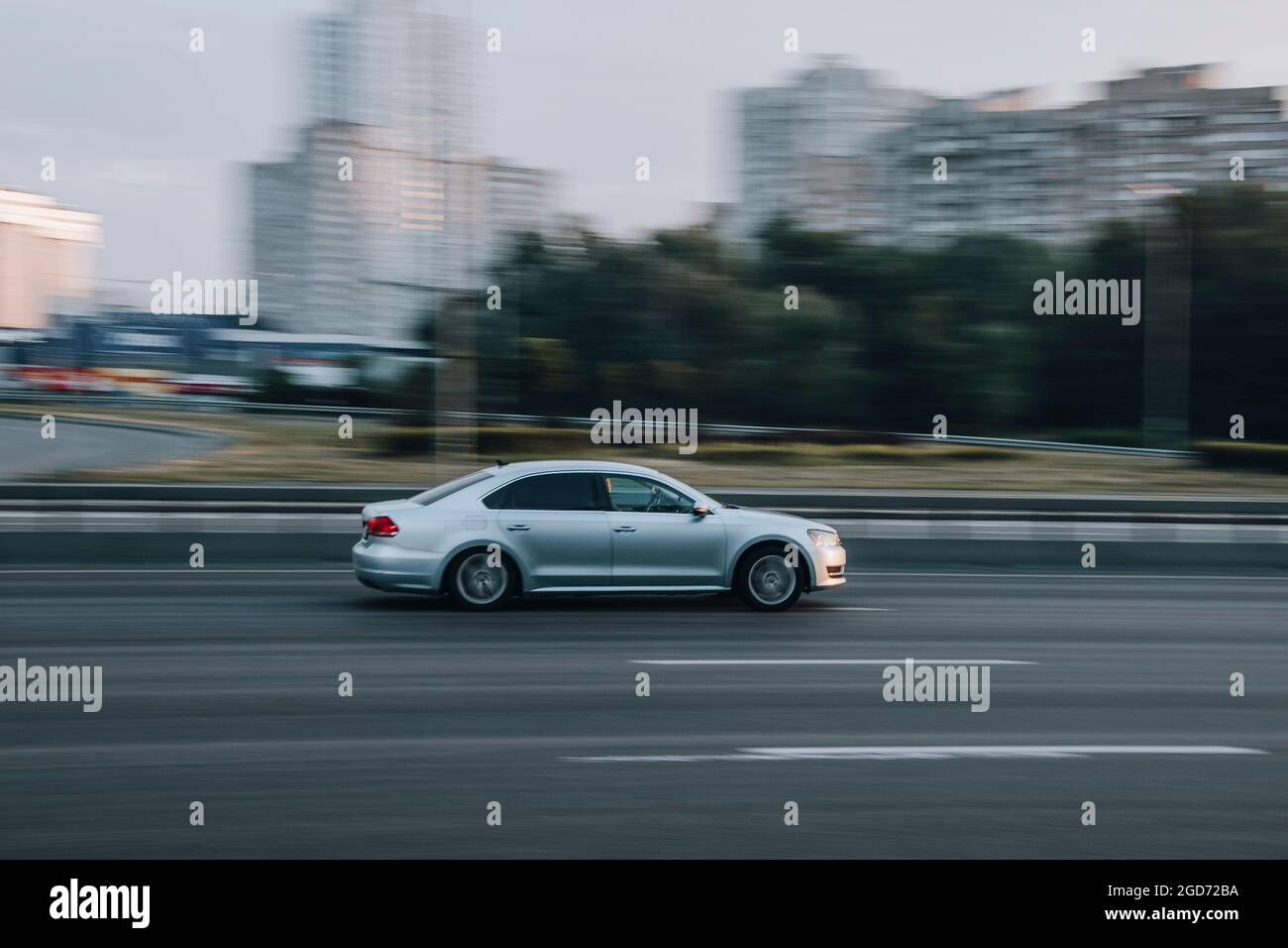 Ukraine, Kiew - 2. Juni 2021: Silbernes Volkswagen-Auto fährt auf der Straße. Redaktionell Stockfoto