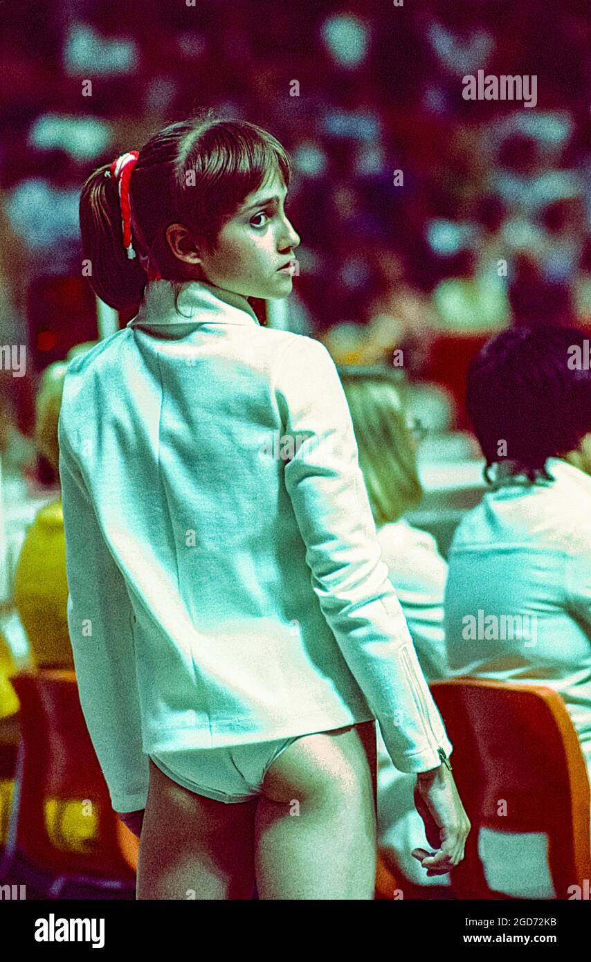 Nadia Comaneci (ROM) tritt bei den Olympischen Sommerspielen 1976 in Montreal, Kanada, auf Stockfoto