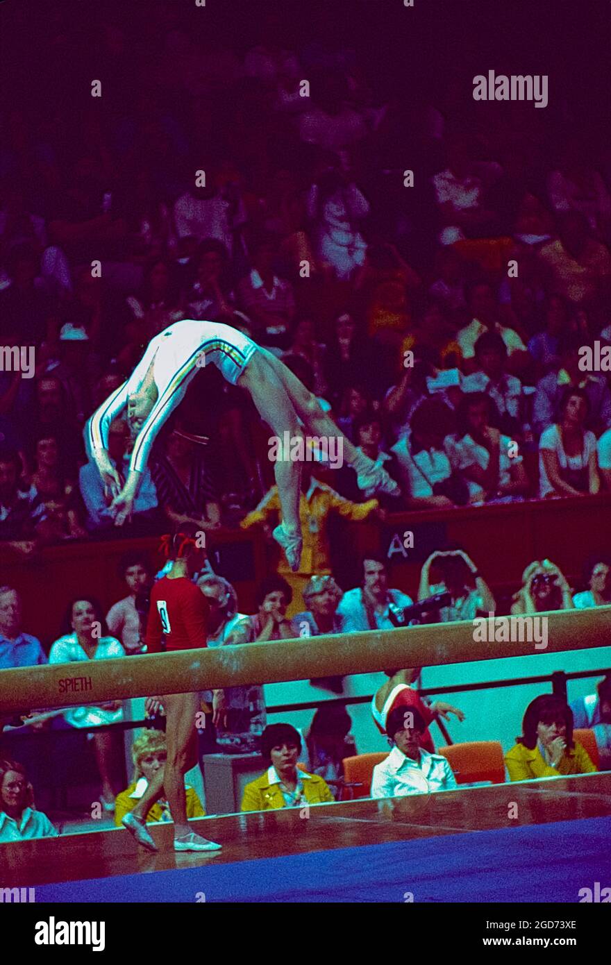 Nadia Comaneci (ROM) tritt bei den Olympischen Sommerspielen 1976 in Montreal, Kanada, auf dem Balancierbalken auf Stockfoto