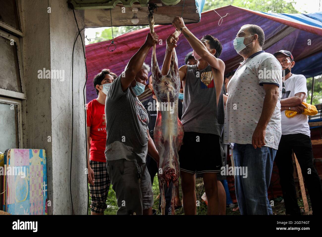 Philippinische Muslime schlachten in der Blauen Moschee in Taguig City, Metro Manila, Ziegen als Opfer, um Eid al-Adha zu markieren. Trotz neuer Wellen von Coronavirus-Fällen und Regierungen, die große Versammlungen verbieten, feiern Muslime auf der ganzen Welt Eid al-Adha oder das Fest des Opfers mit Gebeten und dem Schlachten von Ziegen und Kühen und ihrem Fleisch an die Armen. Philippinen. Stockfoto