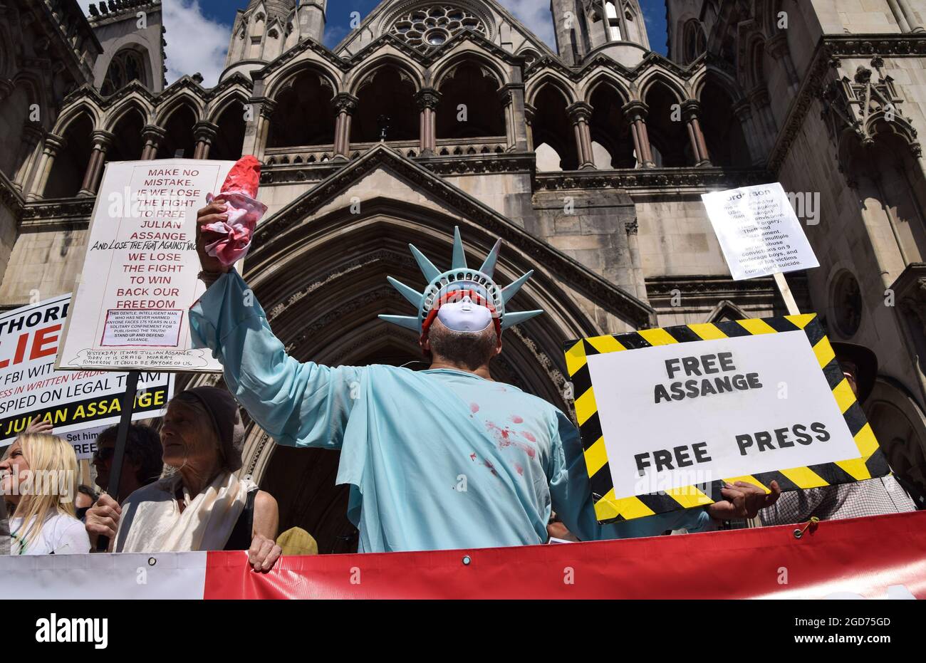 London, Großbritannien. August 2021. Demonstranten vor den königlichen Gerichtshöfen, wo die Vorverhandlung für die Berufung der USA gegen die Entscheidung, WikiLeaks-Gründer Julian Assange nicht auszuliefern, stattfand. Stockfoto
