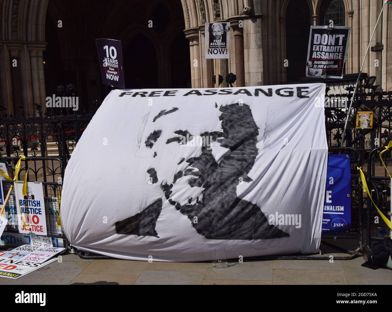London, Großbritannien. August 2021. „Free Assange“-Banner vor den königlichen Gerichtshöfen, wo die Vorverhandlung für die US-Berufung gegen die Entscheidung, WikiLeaks-Gründer Julian Assange nicht auszuliefern, stattfand. Stockfoto