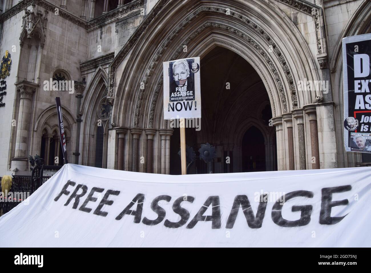 London, Großbritannien. August 2021. Banner und Plakat von Free Assange vor den königlichen Gerichtshöfen, wo die Vorverhandlung für die US-Berufung gegen die Entscheidung, WikiLeaks-Gründer Julian Assange nicht auszuliefern, stattfand. Stockfoto