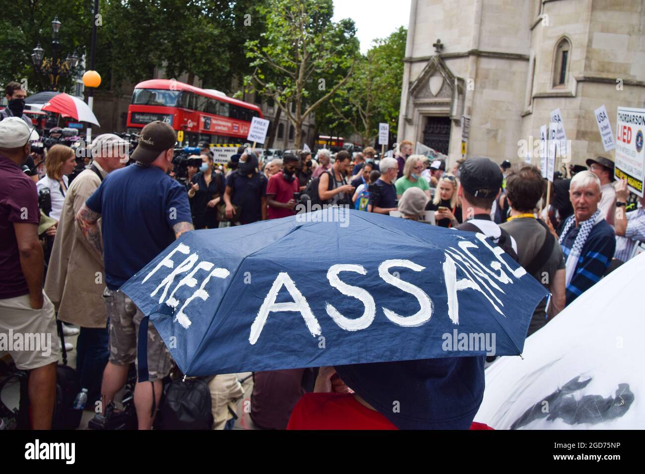 London, Großbritannien. August 2021. Demonstranten und Medien vor den königlichen Gerichtshöfen, wo die Vorverhandlung für die Berufung der USA gegen die Entscheidung, WikiLeaks-Gründer Julian Assange nicht auszuliefern, stattfand. Stockfoto