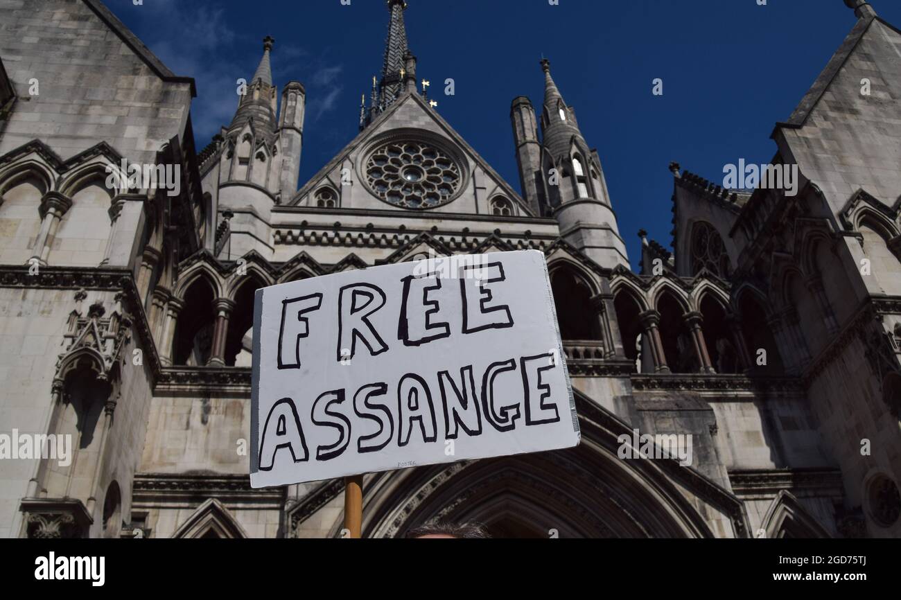 London, Großbritannien. August 2021. Ein Protestler hält ein Plakat mit dem Titel „Free Assange“ vor den königlichen Gerichtshöfen, wo die erste Anhörung für die US-Berufung gegen die Entscheidung, WikiLeaks-Gründer Julian Assange nicht auszuliefern, stattfand. Stockfoto