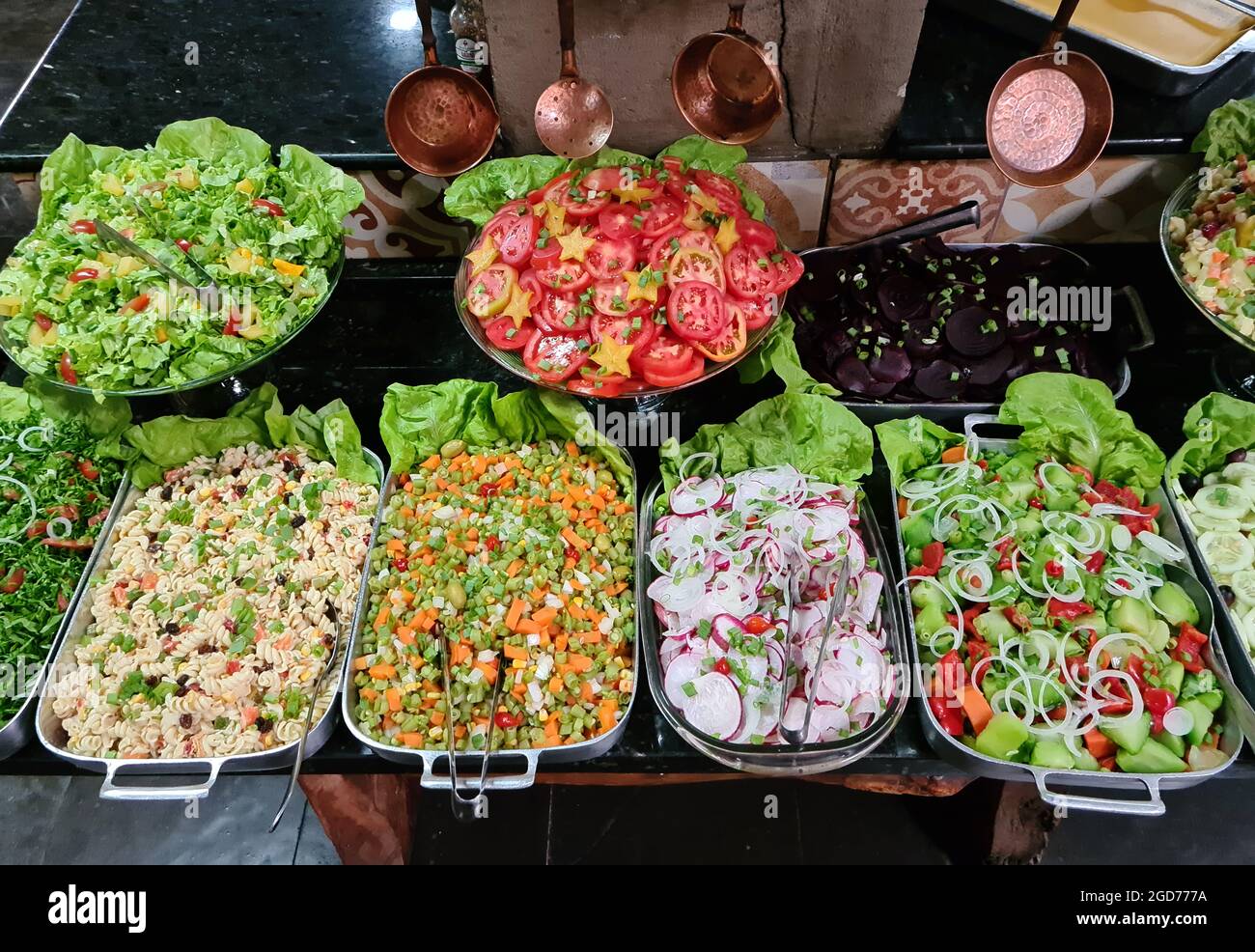 Salatbuffet zur Selbstbedienung mit einer Vielzahl von Produkten Stockfoto