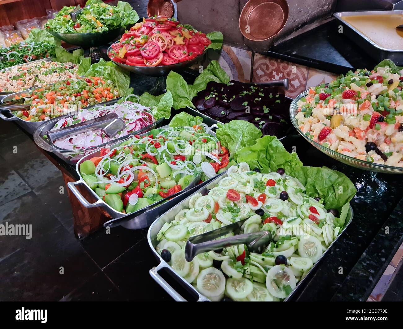 Salatbuffet zur Selbstbedienung mit einer Vielzahl von Produkten Stockfoto