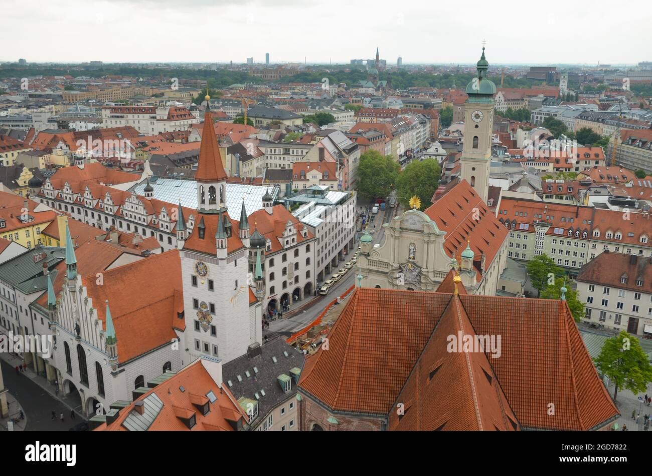 Deutschland. München. Europäische Stadt mit Terrakotta-Fliesendach. Stockfoto