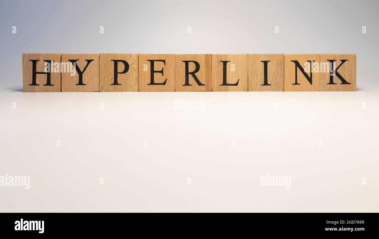Hyperlink wurde aus Holzwürfeln erstellt. Nachrichten und Medien, Rundfunkkonzepte. Nahaufnahme. Stockfoto