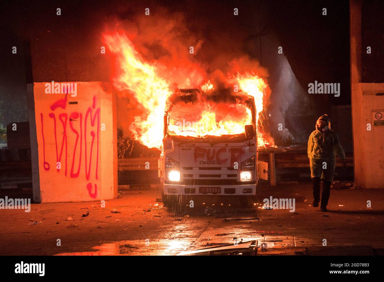 Bangkok, Thailand. August 2021. Ein brennendes Fahrzeug, das während der Demonstration gesehen wurde. Hunderte von Demonstranten protestieren gegen die Regierung am Siegedenkmal und marschierten dann zum Hausbereich des Premierministers, um seinen Rücktritt zu fordern. Kredit: SOPA Images Limited/Alamy Live Nachrichten Stockfoto