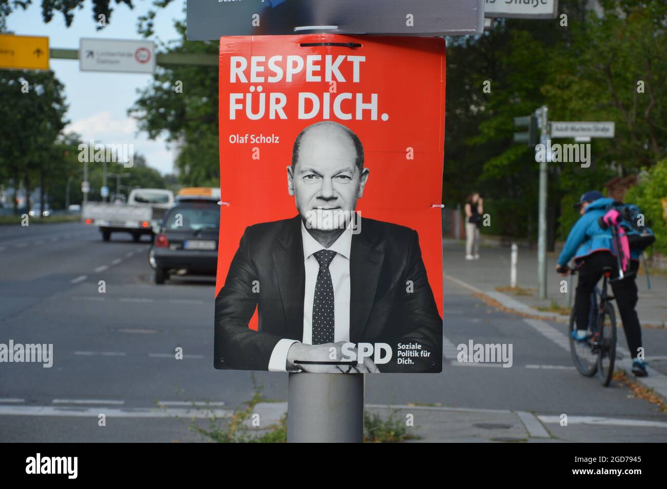 Wahlplakat von Olaf Scholz unter den Eichen in Lichterfelde in Berlin, Deutschland - 10. August 2021. Stockfoto