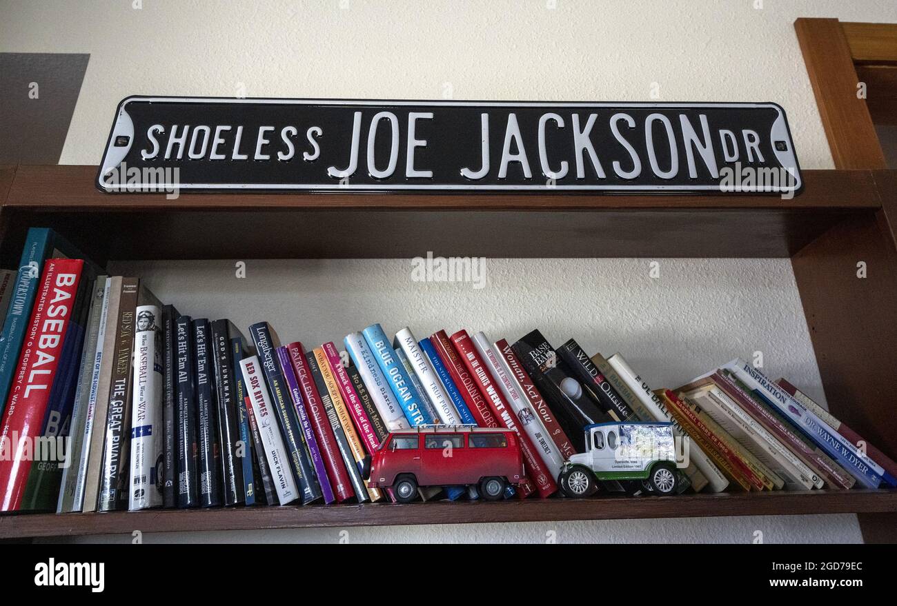 Dyersville, Usa. August 2021. Am Mittwoch, den 11. August 2021, befindet sich im Filmset ein „Shoeless Joe Jackson“-Schild aus dem Film „Field of Dreams“ neben dem Cornfield-Ballpark in der Nähe von Dyersville, Iowa. Die New York Yankees und Chicago White Sox werden am Donnerstag, den 12. August, ein MLB-Spiel der regulären Saison auf einem angrenzenden Ballpark in den Kornfeldern von Iowa spielen. Foto von Pat Benic/UPI Credit: UPI/Alamy Live News Stockfoto