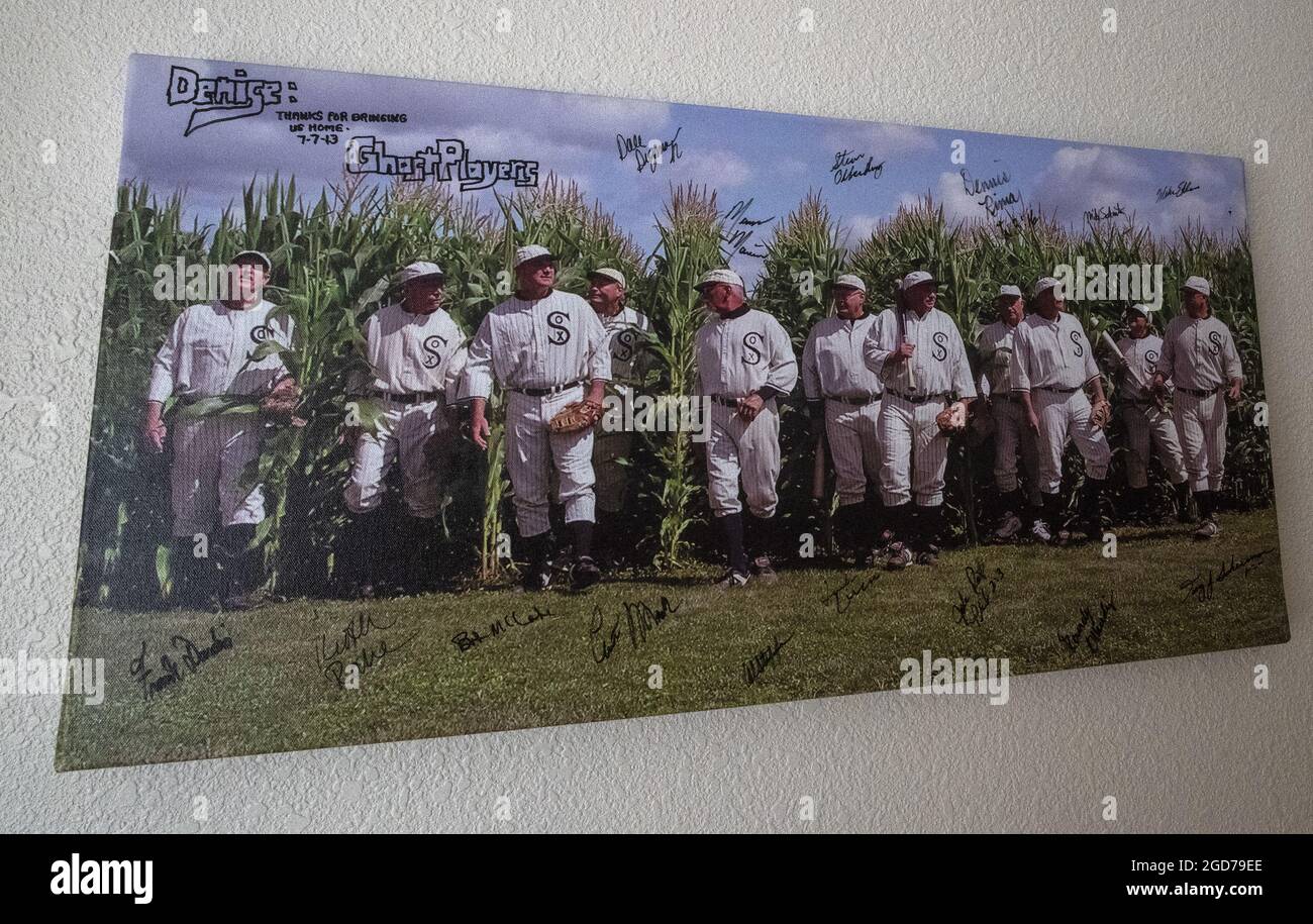 Dyersville, Usa. August 2021. Am Mittwoch, den 11. August 2021, hängt im Filmset neben dem Cornfield Ballpark in der Nähe von Dyersville, Iowa, ein Foto, auf dem der Shoeless Joe Jackson aus dem Film „Field of Dreams“ abgebildet ist. Die New York Yankees und Chicago White Sox werden am Donnerstag, den 12. August, ein MLB-Spiel der regulären Saison auf einem angrenzenden Ballpark in den Kornfeldern von Iowa spielen. Foto von Pat Benic/UPI Credit: UPI/Alamy Live News Stockfoto
