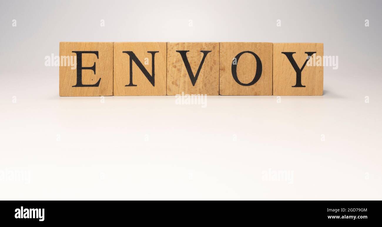 Der Gesandte wurde aus Holzwürfeln erschaffen. News- und Journalismuskonzepte. Nahaufnahme. Stockfoto