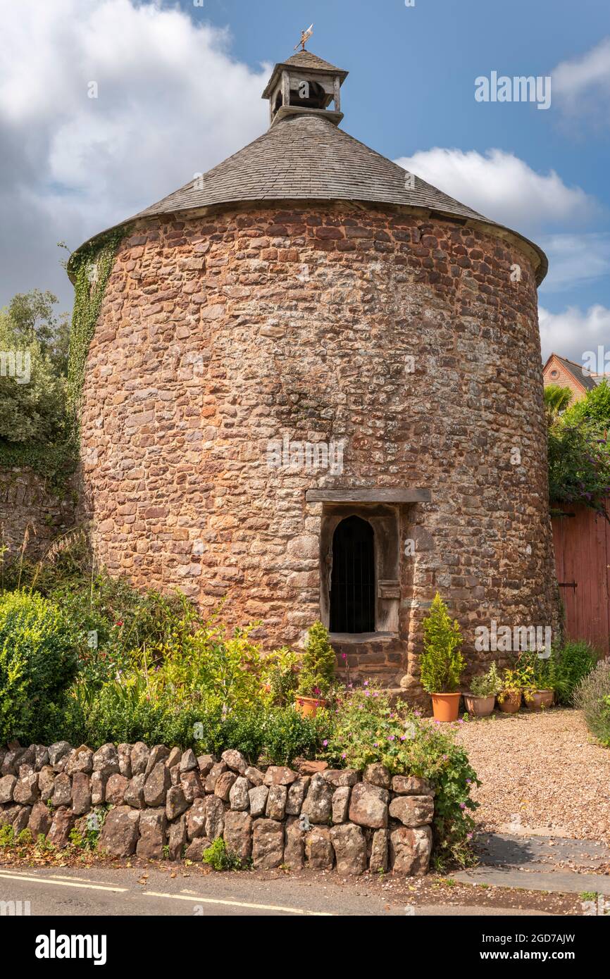 Das Wahrzeichen von Dovecote in Dunster, Somerset, ist ein denkmalgeschütztes Gebäude und antikes Denkmal. Das Hotel liegt am Priory Green, gegenüber dem Zehnten Stockfoto