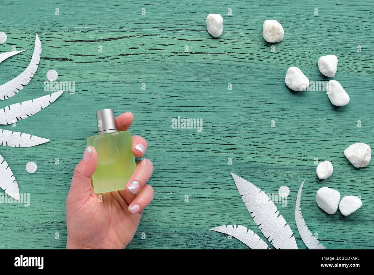 Grüne parfümflasche -Fotos und -Bildmaterial in hoher Auflösung – Alamy