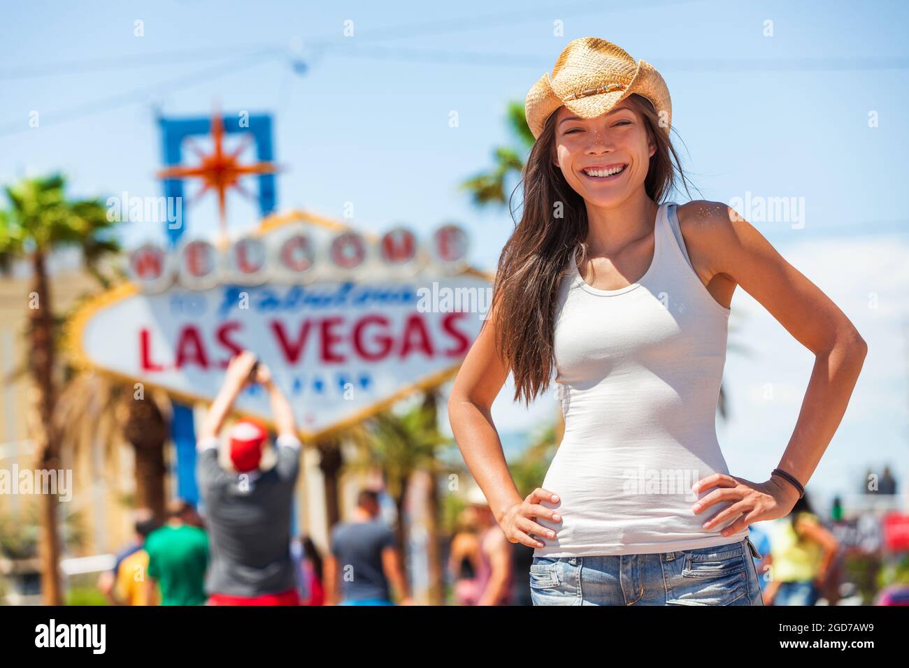 Las Vegas signiert die amerikanische Touristencowgirl-Frau auf einer USA-Autoreise mit Cowboyhut vor der berühmten Touristenattraktion auf dem Strip. Herzlich Willkommen Stockfoto