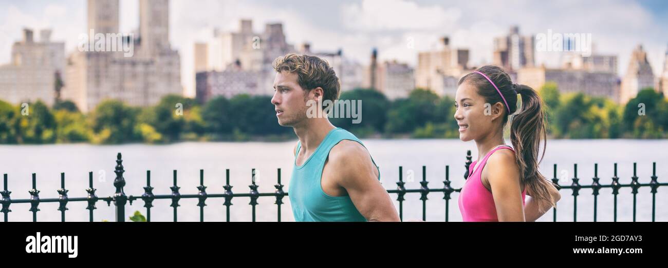 Laufpaar Läufer Joggen im Central Park, NYC gesund fit City Lifestyle. Menschen, die im Sommer für einen Marathon in Manhattan, New York, trainieren Stockfoto