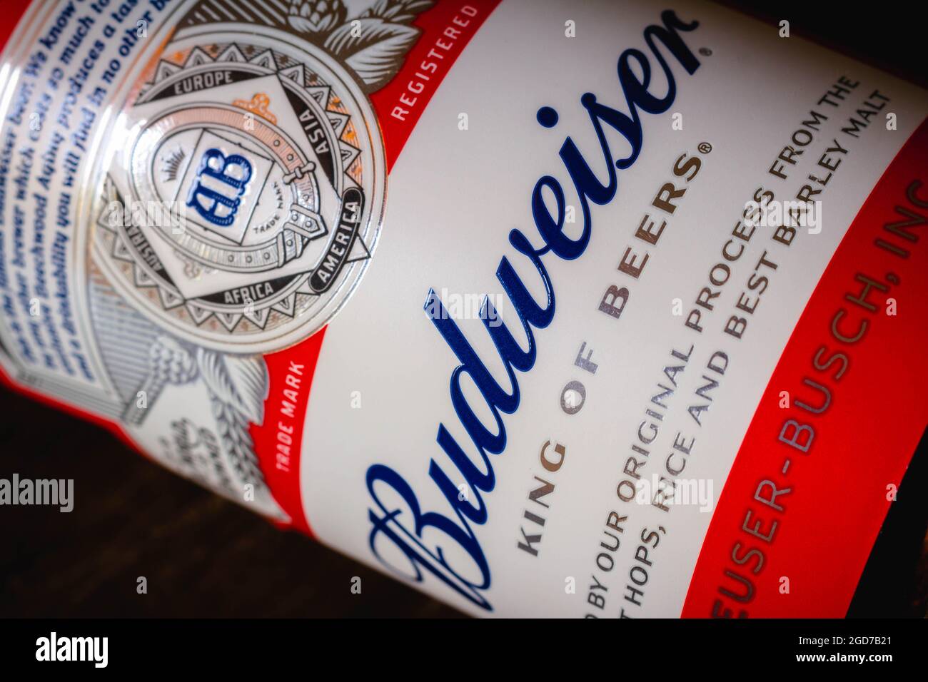 Budweiser-Bierflasche auf dem Display.Es ist ein langes amerikanisches Bier, gebraut von ab InBev, gegründet 1876. (Foto von Rafael Henrique/SOPA Images/Sipa USA) Quelle: SIPA USA/Alamy Live News Stockfoto