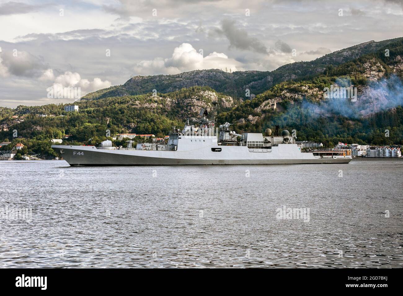 Indische Fregatte IN Tabar F44 bei Byfjorden, Abfahrt vom alten Hafen Bergen, Norwegen. Stockfoto