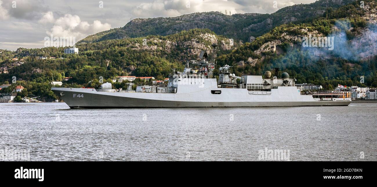 Indische Fregatte IN Tabar F44 bei Byfjorden, Abfahrt vom alten Hafen Bergen, Norwegen. Stockfoto