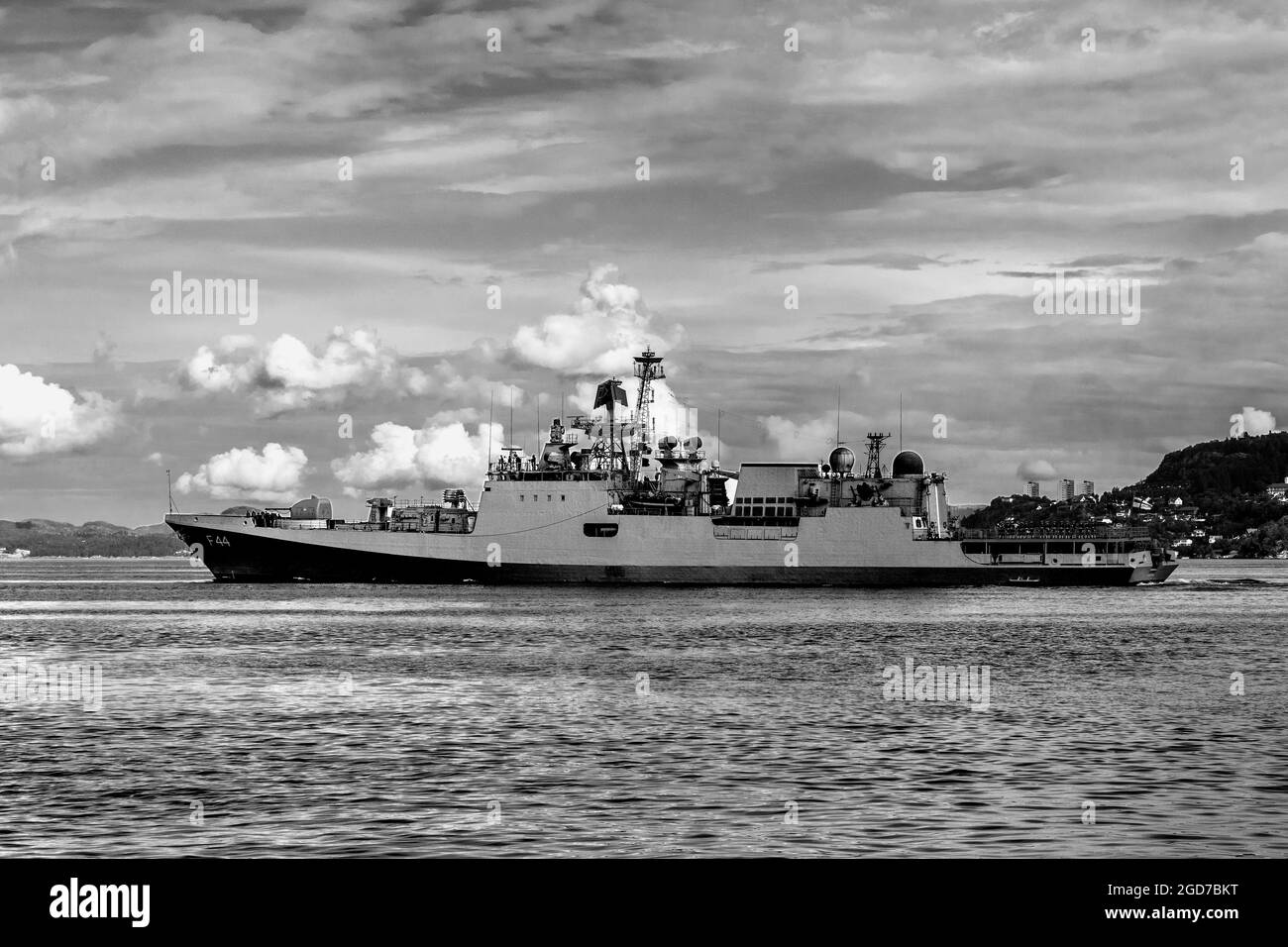 Indische Fregatte IN Tabar F44 bei Byfjorden, Abfahrt vom alten Hafen Bergen, Norwegen. Stockfoto