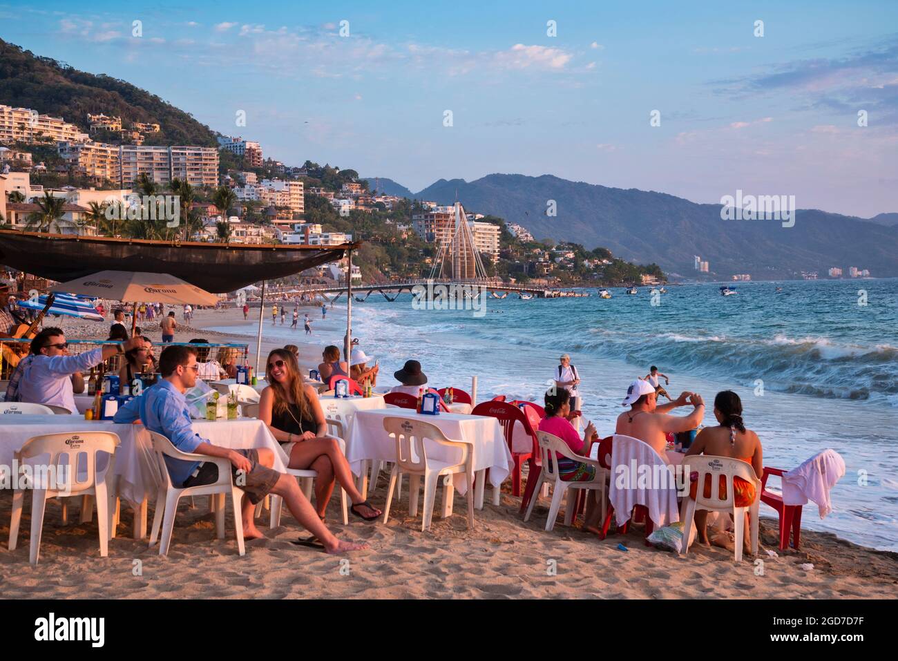 Am Strand von Playa Los Muertos in Puerto Vallarta, Jalisco, Mexiko. Stockfoto