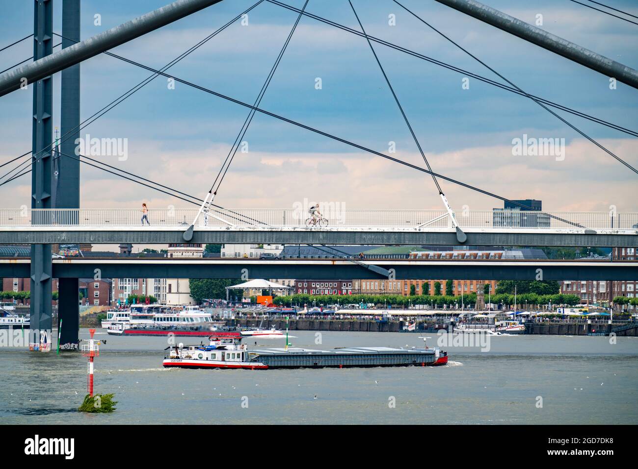 Fußgängerbrücke über Medienhafen, Hafeneinfahrt und Rheinbrücke, über den Rhein bei Düsseldorf, Rheinland, Nordrhein-Westfalen, Deutschland, EUR Stockfoto