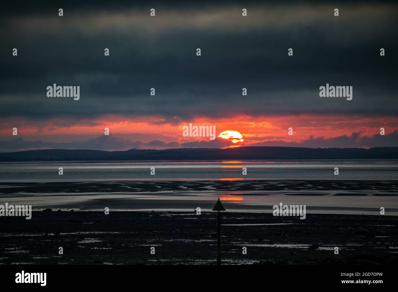 Heysham, Lancashire, Großbritannien. August 2021. Sonne bricht durch die Wolken, bevor sie über Morecambe Bay untergeht Kredit: PN News/Alamy Live News Stockfoto