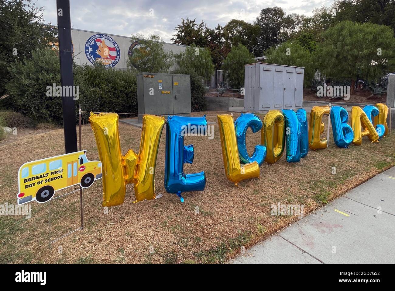 Ein Willkommensschild am ersten Schultag der Brightwood Elementary School, Mittwoch, den 11. August 2021, im Monterey Park, Kalif. Stockfoto