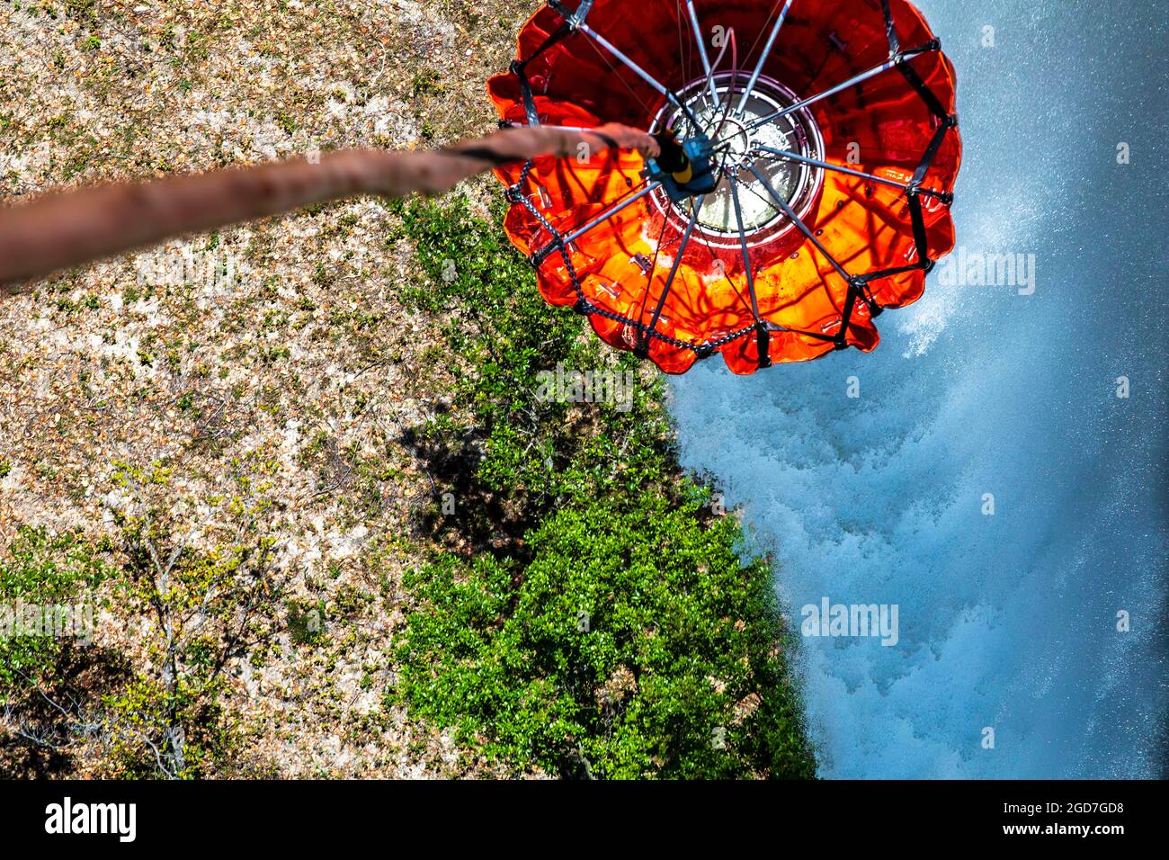 Ein Bambi-Schaufelgerät hängt an einem Hubschrauber der US-Armee CH-47 Chinook, der der Joint Task Force-Bravo, 1. Bataillon, 228. Luftfahrtregiment in der Nähe des Soto Cano Air Base, Honduras, zugewiesen wurde, 8. April 2021. Dieser Eimer ist für bis zu 2,000 Gallonen Wasser ausgelegt, das von der Hubschraubermannschaft für die Luftbrandbekämpfung freigesetzt wird. Die routinemäßigen Interoperabilitätsschulungen für die Feuerbekämpfung wurden durchgeführt, um die Bereitschaft zu verbessern, die Reaktionsfähigkeit der Partnerstaaten zu stärken und ihre Fähigkeit, auf Krisen in ganz Mittelamerika zu reagieren, zu verbessern. (USA Marine Corps Foto von Sgt. Lauren Brune Stockfoto