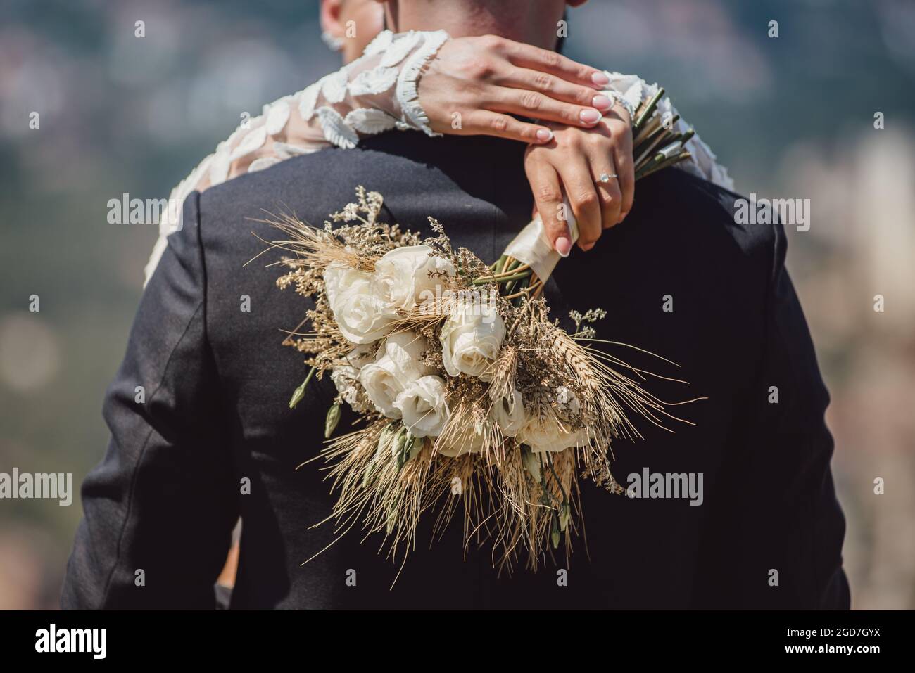 Brauthänden mit Trauring und Blumenstrauß aus nächster Nähe Stockfoto