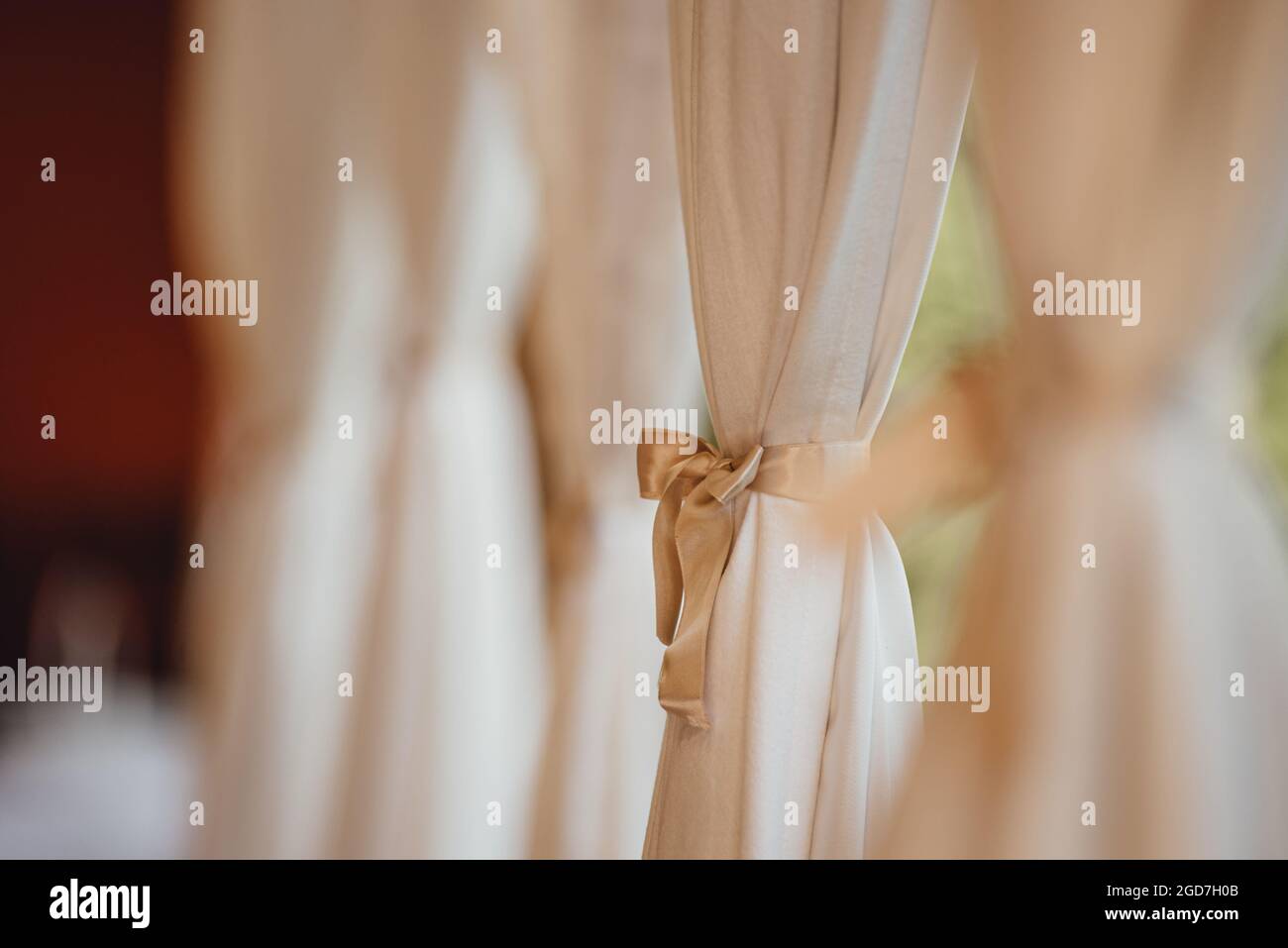 Weiße und goldene Vorhänge im Hochzeitslokal, selektiver Fokus Stockfoto