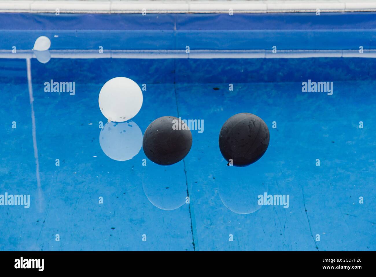 Schwarz-weiße Partyballons im Pool Stockfoto