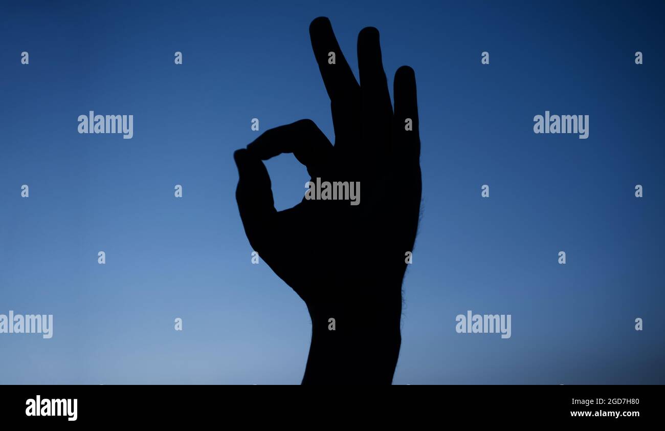 OK-Schild. Mann Hand gestikuliert okay. Best Choice genehmigt und bestätigt. Stockfoto
