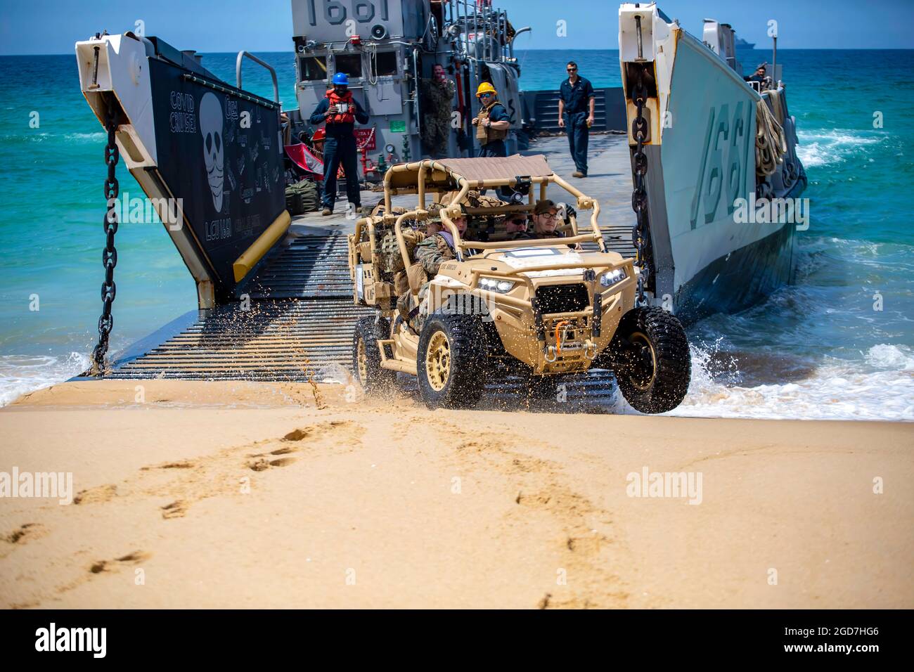 20210508-M-TT571-1318 PINHIERO da CRUZ, Portugal (9. Mai 2021) Landing Craft Utility (LCU) 1661 setzt während DER CONTEX-PHIBEX, einer bilateralen amphibischen Übung zwischen dem US-amerikanischen und dem portugiesischen Marinedienst, am 9. Mai 2021 ein taktisches Utility Vehicle der 24. Marine Expeditionary Unit ein. Die 24. Marine Expeditionary Unit, die mit der Amphibious Ready Group von Iwo Jima begonnen wurde, wird im Einsatzgebiet der Sechsten US-Flotte eingesetzt, um die nationalen Sicherheitsinteressen der USA in Europa und Afrika zu unterstützen. (USA Marine Corps Foto von 1. LT. Mark Andries) Stockfoto
